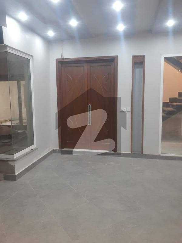 عبداللہ گارڈنز ایسٹ کینال روڈ,کینال روڈ,فیصل آباد میں 5 کمروں کا 10 مرلہ مکان 5.0 کروڑ میں برائے فروخت۔