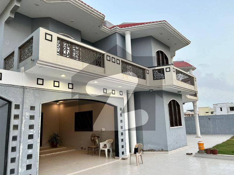 Owner Built & Very Well Maintained 1000 Square Yards 5 Bedroom Victorian Style Elegant Bungalow On Utmost Prime Location Of DHA Phase 5 Is Available For Sale