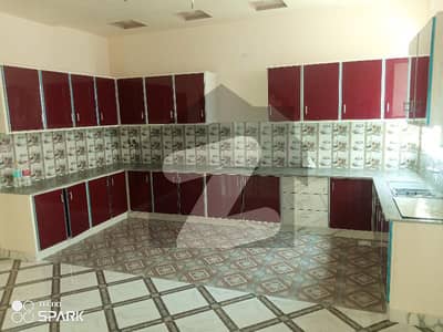 خیابان کالونی 2 فیصل آباد میں 5 کمروں کا 10 مرلہ مکان 2.8 کروڑ میں برائے فروخت۔