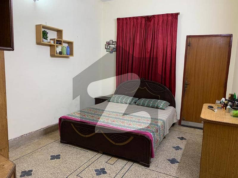حاجی پورہ روڈ سیالکوٹ میں 6 کمروں کا 5 مرلہ مکان 1.65 کروڑ میں برائے فروخت۔