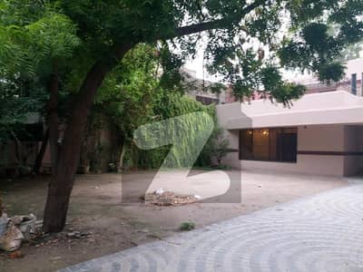 اَپر مال لاہور میں 4 کمروں کا 2 کنال مکان 4.5 لاکھ میں کرایہ پر دستیاب ہے۔