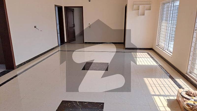طارق گارڈنز ۔ بلاک اے طارق گارڈنز لاہور میں 6 کمروں کا 1 کنال مکان 3 لاکھ میں کرایہ پر دستیاب ہے۔