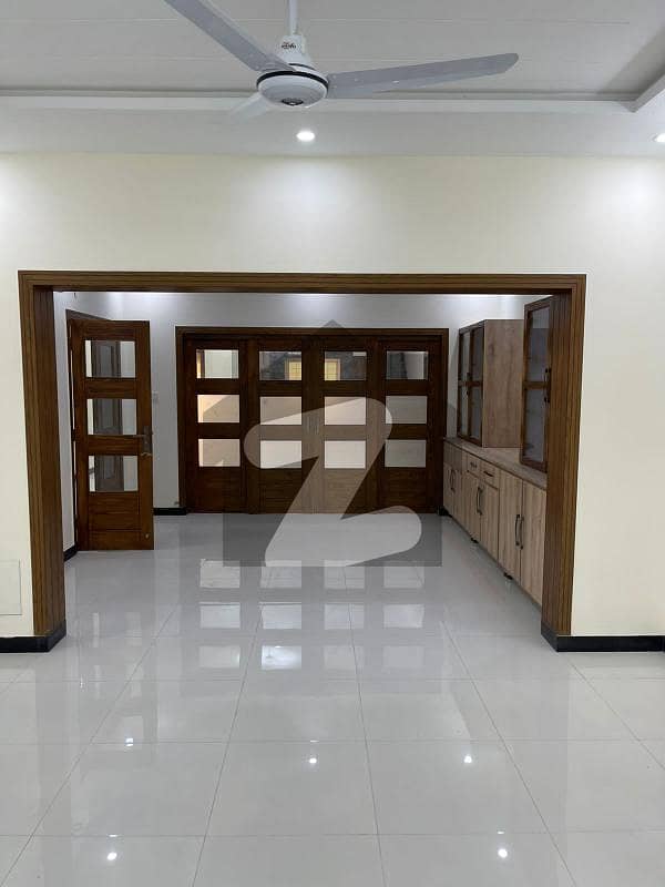ڈی ۔ 12 اسلام آباد میں 10 کمروں کا 11 مرلہ مکان 3.3 لاکھ میں کرایہ پر دستیاب ہے۔