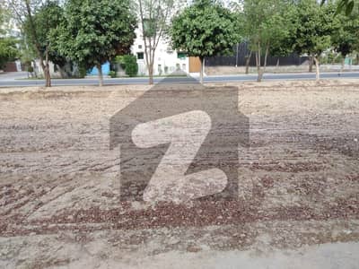 کینال ویو لاہور میں 2 کنال رہائشی پلاٹ 8.0 کروڑ میں برائے فروخت۔