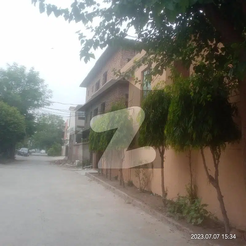Invester Rate 10 Marla Old Corner Double Gate Double Story House With Upto Six Month Payment Time For Sale In Model Town Extension Lahore