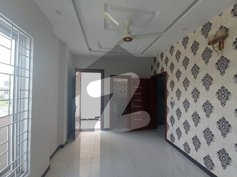 ڈی ۔ 12 اسلام آباد میں 5 کمروں کا 5 مرلہ مکان 5.5 کروڑ میں برائے فروخت۔