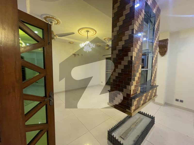 ڈی ایچ اے 11 رہبر لاہور میں 5 کمروں کا 1 کنال مکان 2.1 لاکھ میں کرایہ پر دستیاب ہے۔