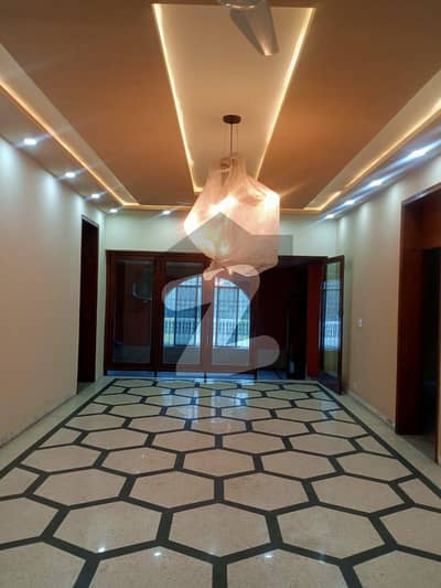 3 Kanal Upper Portion 4 Bed 4 Bath Drawing Dining Tv Lounge In Cantt Lahore