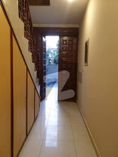 خیابانِ کالونی فیصل آباد میں 4 کمروں کا 12 مرلہ مکان 3.25 کروڑ میں برائے فروخت۔