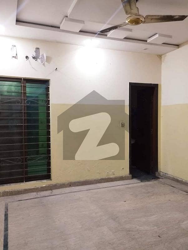نواب ٹاؤن - بلاک بی نواب ٹاؤن لاہور میں 2 کمروں کا 5 مرلہ بالائی پورشن 25 ہزار میں کرایہ پر دستیاب ہے۔