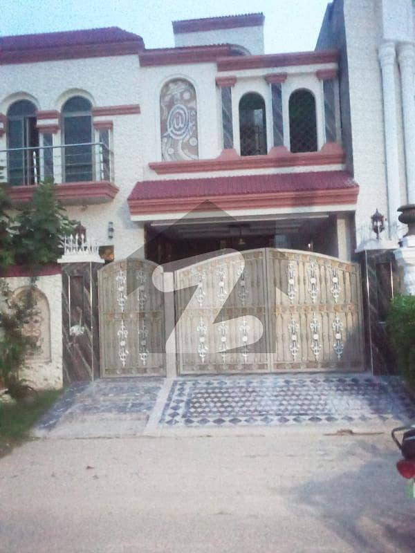 پیراگون سٹی لاہور میں 5 کمروں کا 10 مرلہ مکان 1.3 لاکھ میں کرایہ پر دستیاب ہے۔