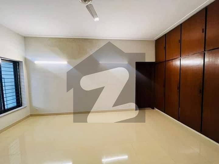 ایم ایم عالم روڈ گلبرگ,لاہور میں 5 کمروں کا 2 کنال مکان 63.0 کروڑ میں برائے فروخت۔