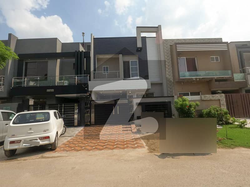 In Paragon City Woods Block House For sale Sized 5 Marla Paragon City