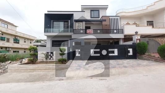Main Double Road In Media Town - Block A 2800 Square Feet House For sale