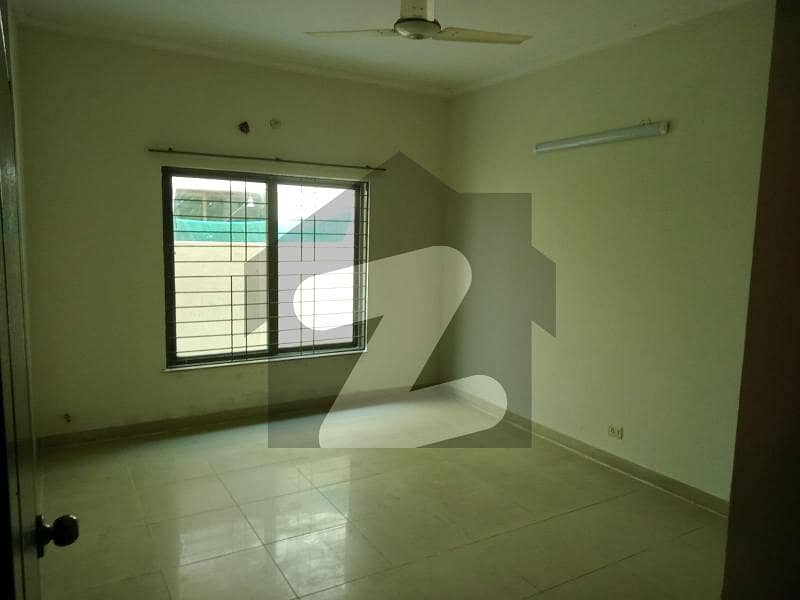 12 MARLA PRIME LOCATION HOUSE AVAILABLE FOR RENT IN ASKARI 10 - SECTOR D