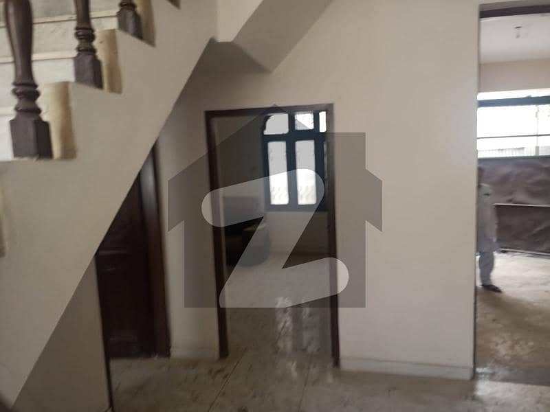 اچھرہ لاہور میں 4 کمروں کا 5 مرلہ مکان 1.6 کروڑ میں برائے فروخت۔