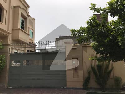 ابوظہبی روڈ رحیم یار خان میں 8 کمروں کا 11 مرلہ مکان 2.65 کروڑ میں برائے فروخت۔