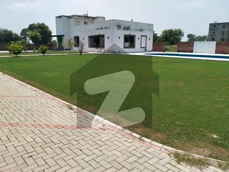 سینٹرل پارک ہاؤسنگ سکیم لاہور میں 4 کمروں کا 4 کنال فارم ہاؤس 4.5 کروڑ میں برائے فروخت۔