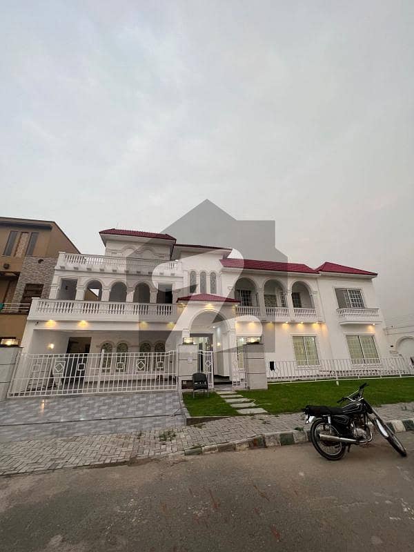 سکھ چین گارڈنز لاہور میں 6 کمروں کا 1 کنال مکان 7.5 کروڑ میں برائے فروخت۔