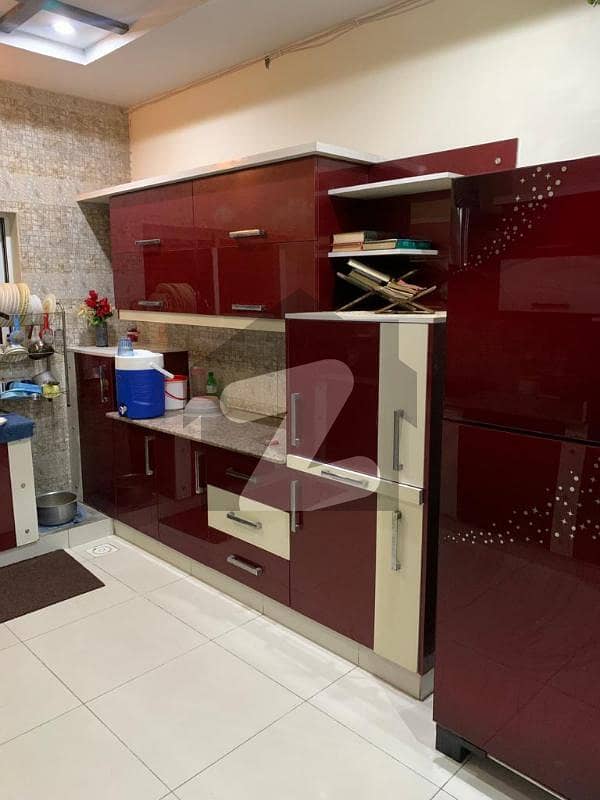 مسلم ٹاؤن فیصل آباد میں 5 کمروں کا 12 مرلہ مکان 3.5 کروڑ میں برائے فروخت۔