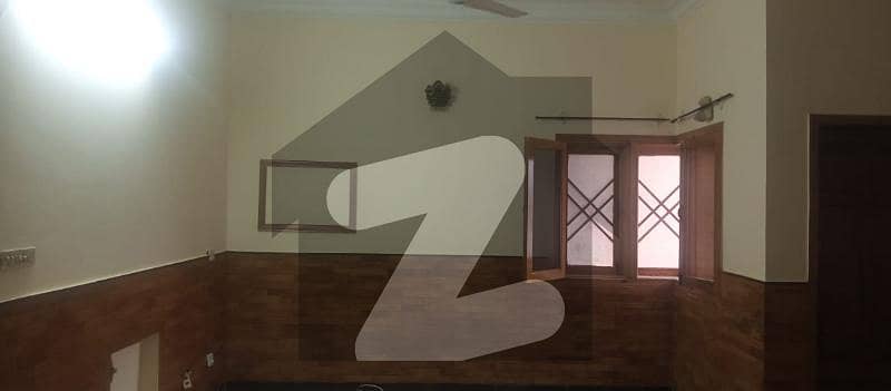 حیات آباد فیز 4 - این2 حیات آباد فیز 4,حیات آباد,پشاور میں 7 کمروں کا 10 مرلہ مکان 6.0 کروڑ میں برائے فروخت۔