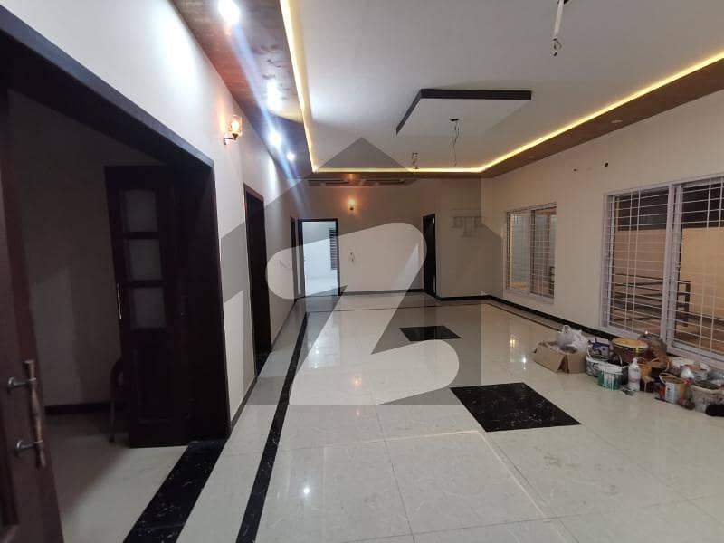 طارق گارڈنز لاہور میں 5 کمروں کا 1 کنال مکان 1.9 لاکھ میں کرایہ پر دستیاب ہے۔