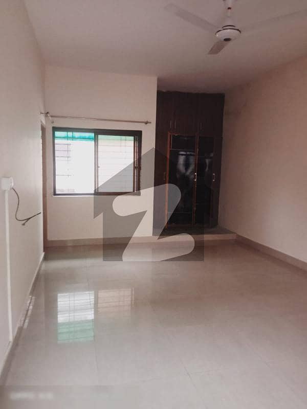 10 marla upper portion available for rent in old officers colony.