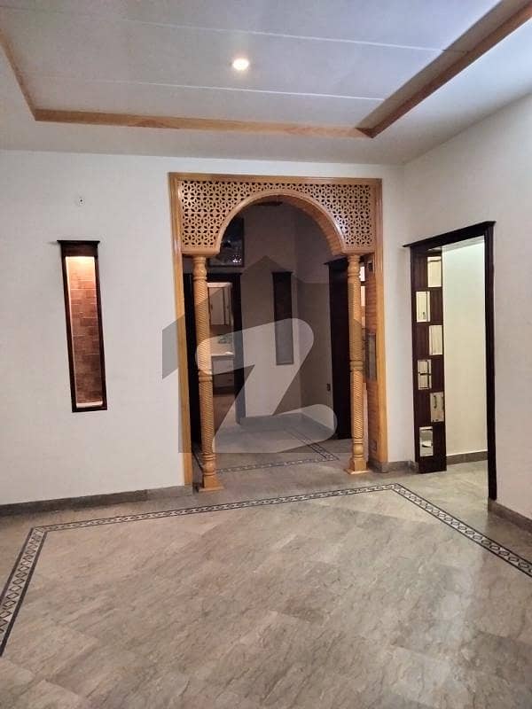 رضا ٹاؤن فیصل آباد میں 5 کمروں کا 10 مرلہ مکان 2.25 کروڑ میں برائے فروخت۔