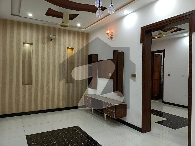طارق گارڈنز ۔ بلاک ڈی طارق گارڈنز,لاہور میں 6 کمروں کا 1 کنال مکان 5.5 کروڑ میں برائے فروخت۔
