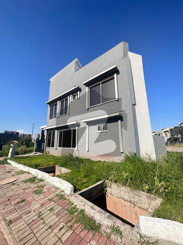 8 Marla Brand New Beautiful Corner House Available For Rent