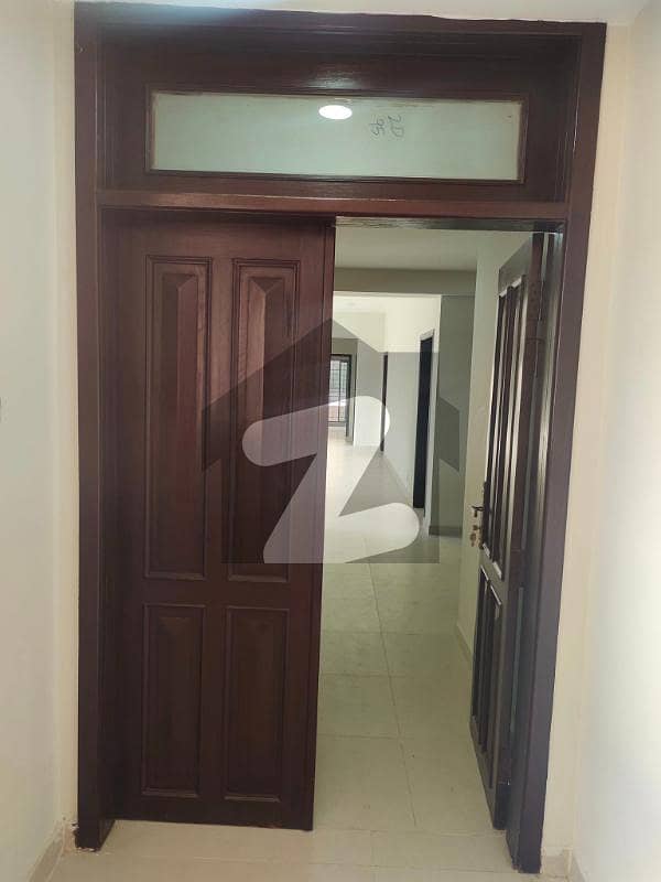 عسکری 11 ۔ سیکٹر بی اپارٹمنٹس عسکری 11,عسکری,لاہور میں 4 کمروں کا 12 مرلہ فلیٹ 1.1 لاکھ میں کرایہ پر دستیاب ہے۔