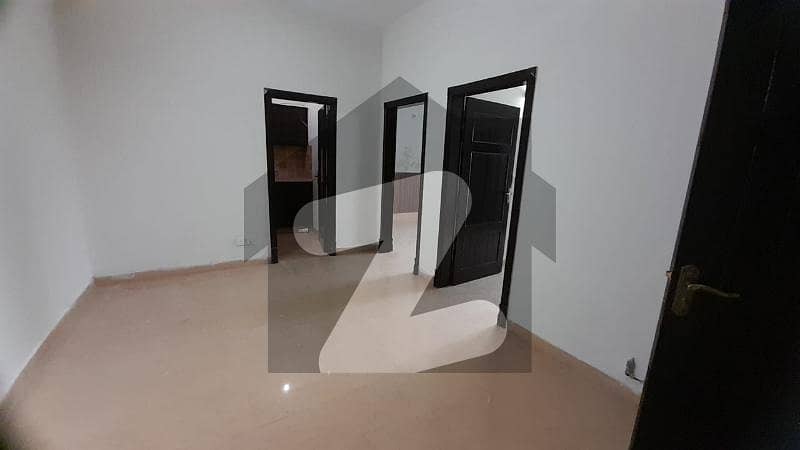 25*40) (1000) Square feet 
2 bed flate available for rent
G-13/2