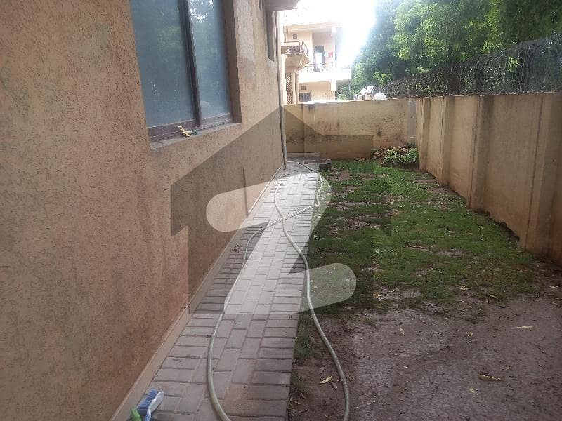 F10 Size 333 Yard Full House 4 Beds Near Park Rent 240000