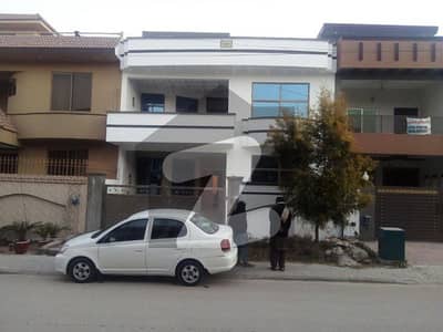 ڈی ۔ 17 اسلام آباد میں 5 کمروں کا 9 مرلہ مکان 2.75 کروڑ میں برائے فروخت۔