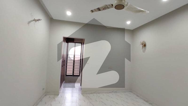 ڈی ۔ 17 اسلام آباد میں 5 کمروں کا 7 مرلہ مکان 2.4 کروڑ میں برائے فروخت۔