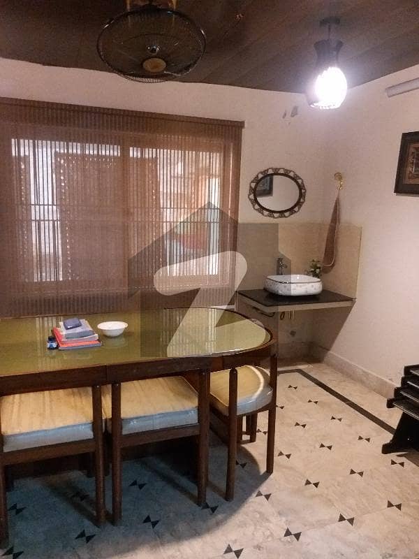 مدینہ ٹاؤن فیصل آباد میں 5 کمروں کا 19 مرلہ مکان 5.5 کروڑ میں برائے فروخت۔