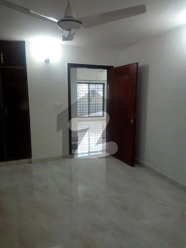 10 Marla 3 Bed Well Maintained Apartment For Rent In Askari 11