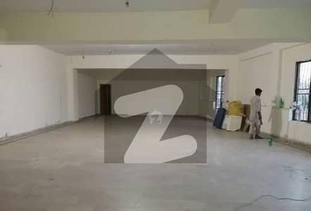 1.5 Kanal Luxury Commercial Building / Hall With 6750 Sqft Available On Ghazi Road Cantt, Lahore
