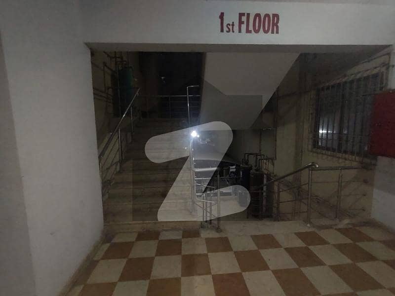 یونیورسٹی روڈ کراچی میں 4 کمروں کا 13 مرلہ فلیٹ 3.0 کروڑ میں برائے فروخت۔