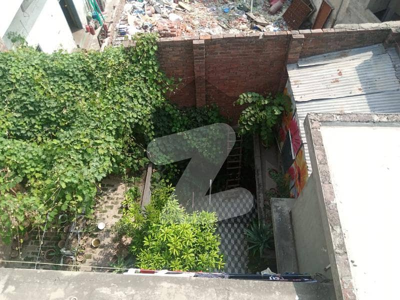 کریم پارک لاہور میں 10 کمروں کا 14 مرلہ مکان 4.0 کروڑ میں برائے فروخت۔