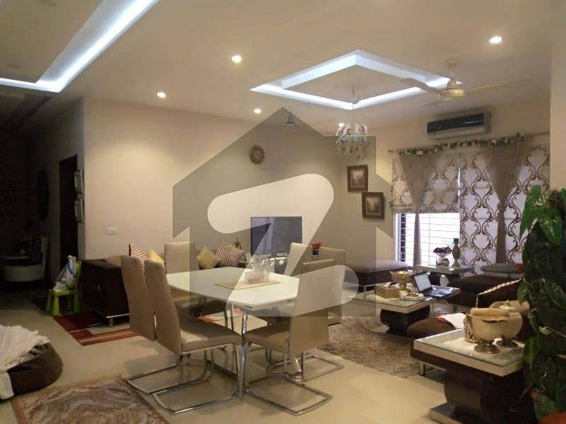 اولڈ آفیسرز کالونی صدر,کینٹ,لاہور میں 5 کمروں کا 1 کنال مکان 3.5 لاکھ میں کرایہ پر دستیاب ہے۔