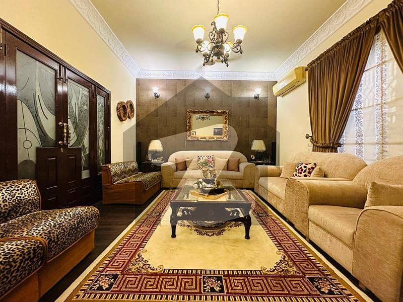 گارڈن ٹاؤن - اتاترک بلاک گارڈن ٹاؤن,لاہور میں 5 کمروں کا 1 کنال مکان 7.0 کروڑ میں برائے فروخت۔