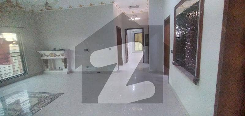 ڈی ایچ اے 11 رہبر لاہور میں 5 کمروں کا 1 کنال مکان 2.25 لاکھ میں کرایہ پر دستیاب ہے۔