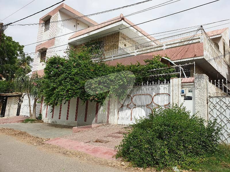 House for sale in ideal location in Gulshan Iqbal block 6, 400sq yds