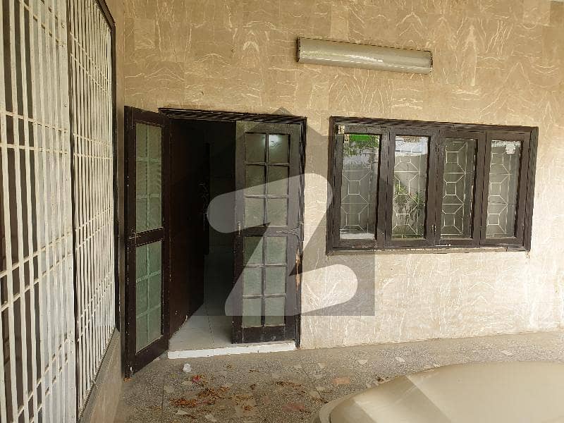 House for sale in ideal location in Gulshan Iqbal block 6, 400sq yds