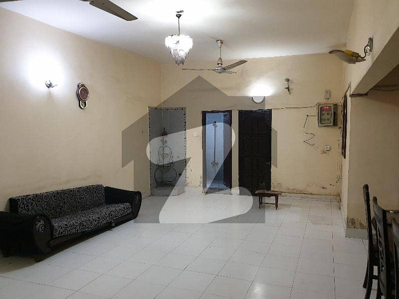 House for sale in ideal location in Gulshan Iqbal block 6, 400sq yds