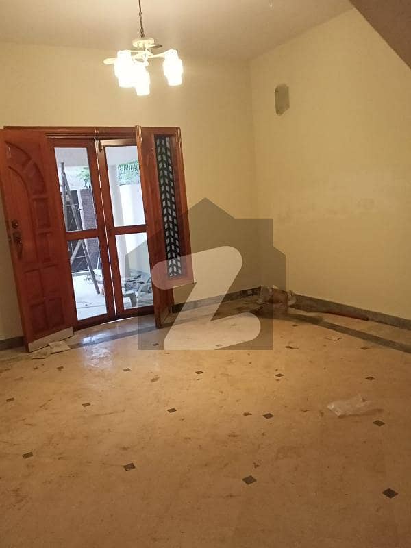 300 gaz 2nd floor portion with roof available for rent in jauhar block 7