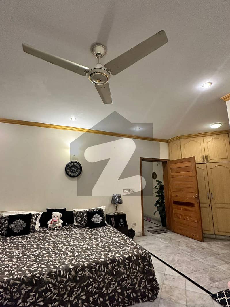 ڈی ایچ اے فیز 4 ڈیفنس (ڈی ایچ اے),لاہور میں 6 کمروں کا 1 کنال مکان 6.5 کروڑ میں برائے فروخت۔