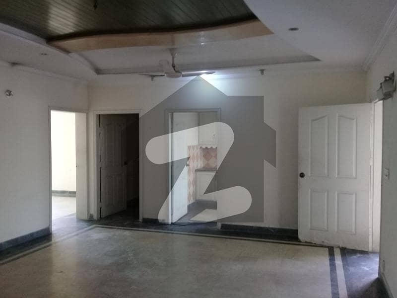 مسلم ٹاؤن لاہور میں 5 کمروں کا 2 کنال مکان 3.25 لاکھ میں کرایہ پر دستیاب ہے۔