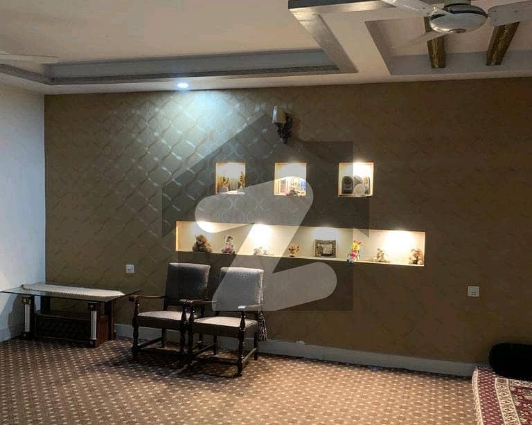 مسلم ٹاؤن فیصل آباد میں 5 کمروں کا 12 مرلہ مکان 3.5 کروڑ میں برائے فروخت۔
